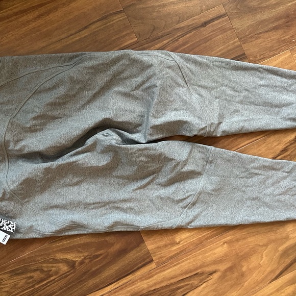 NWT ASOS running leggings in gray with side pockets - Picture 4 of 5